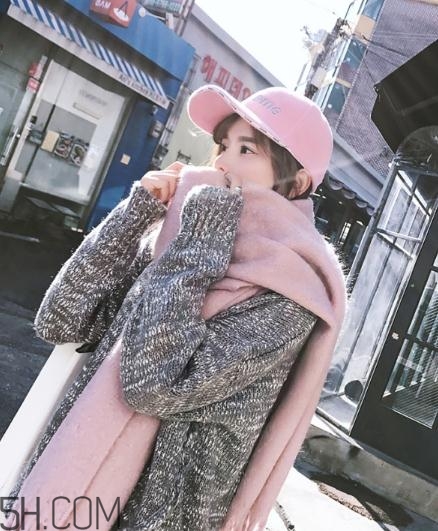 粉色圍巾怎么搭配衣服？粉色圍巾配什么顏色衣服？