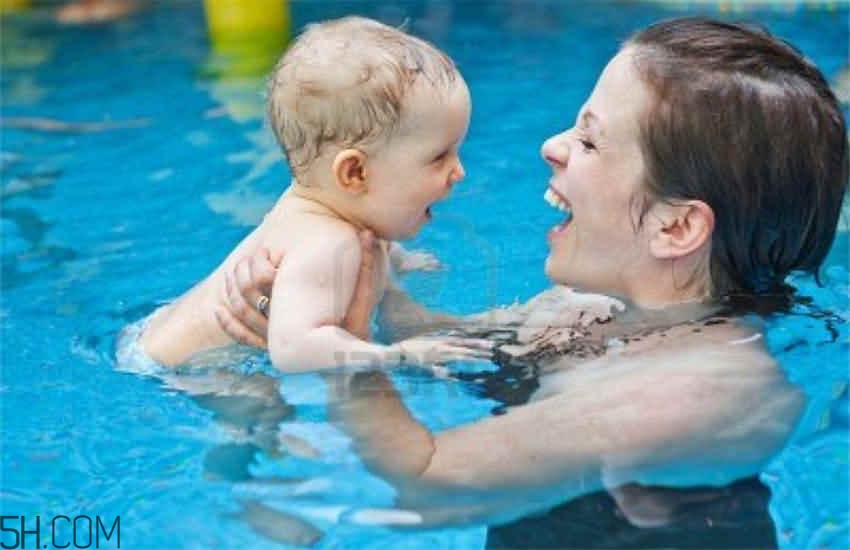 嬰幼兒睡覺翻白眼是怎么回事？寶寶學游泳有哪些講究？