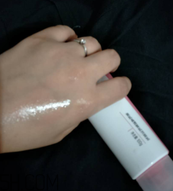 瓷肌晶透雪肌潔面乳可以卸妝嗎？清潔力如何？