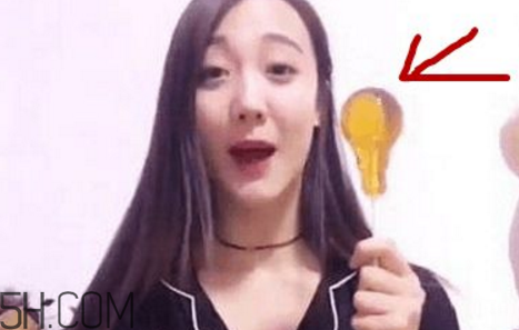 燈泡糖放進嘴巴為什么拿不出來？燈泡棒棒糖怎么拿出來？