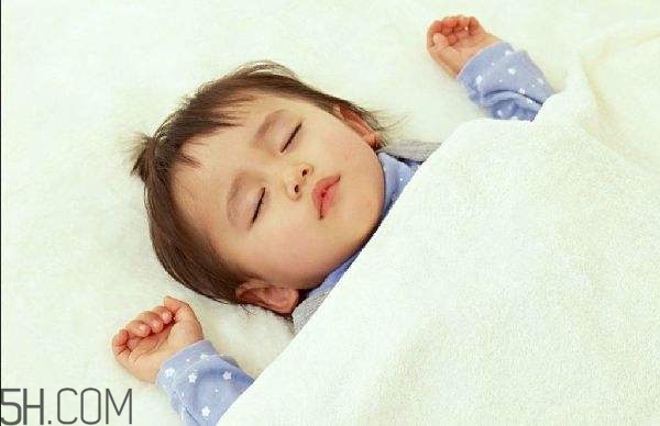 常對嬰幼兒撫觸有哪些作用？寶寶一周歲怎樣安排作息？