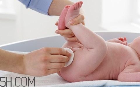 新生兒眼屎又多又黃是怎么回事？新生兒何時(shí)能坐飛機(jī)？