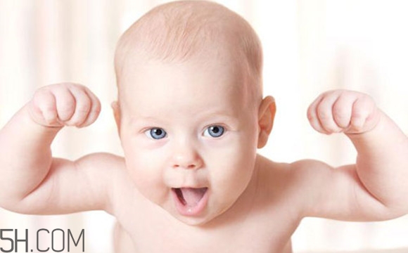 寶寶腿紋不對(duì)稱是怎么回事？嬰幼兒的生長(zhǎng)發(fā)育標(biāo)準(zhǔn)是怎樣的？