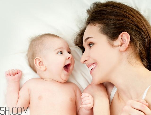 寶寶腿紋不對(duì)稱是怎么回事？嬰幼兒的生長(zhǎng)發(fā)育標(biāo)準(zhǔn)是怎樣的？