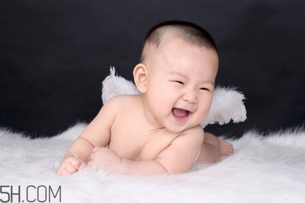寶寶腿紋不對(duì)稱是怎么回事？嬰幼兒的生長(zhǎng)發(fā)育標(biāo)準(zhǔn)是怎樣的？
