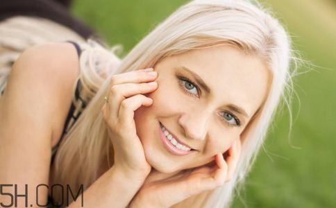 女性小便發(fā)黃是怎么回事？女性小便發(fā)黃有異味的原因有哪些？