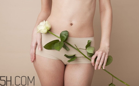 女性小便發(fā)黃是怎么回事？女性小便發(fā)黃有異味的原因有哪些？