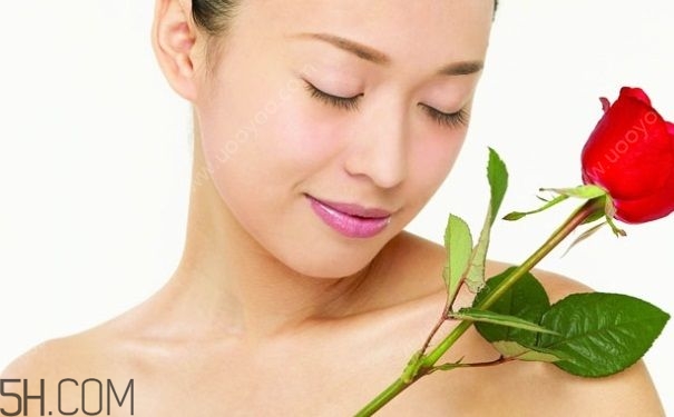 女性小便發(fā)黃是怎么回事？女性小便發(fā)黃有異味的原因有哪些？