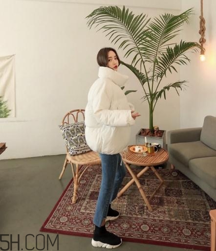 白色面包服怎么搭配？可愛與時尚并存的冬日穿搭