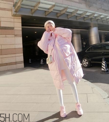粉色面包服配什么褲子？少女心爆棚的經(jīng)典搭配