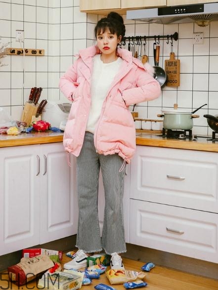 粉色面包服配什么褲子？少女心爆棚的經(jīng)典搭配