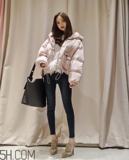 粉色面包服配什么褲子？少女心爆棚的經(jīng)典搭配
