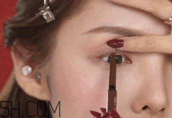 V型眼線怎么畫？V型眼線畫好美到冒泡