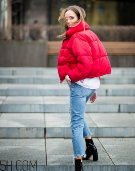 紅色面包服怎么搭配？給寒冷的冬天帶來一絲熱情