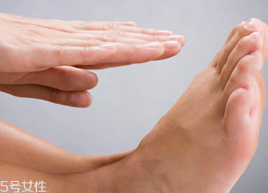 腳冷預(yù)示哪些疾?。炕蚴切呐K衰弱