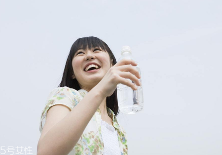 久坐不動上班族如何減肥？越努力工作的人越容易發(fā)胖