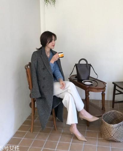 灰色大衣配什么顏色的毛衣？分分鐘穿出高級(jí)范兒