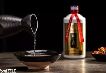喝白酒有哪些好處？喝點白酒能激活腸胃