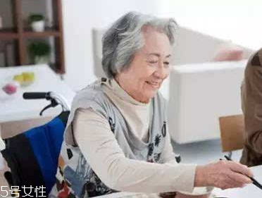 加齡臭怎么去除？老人氣治療應(yīng)內(nèi)外兼修