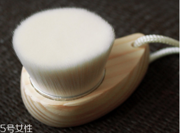 額頭毛孔粗大怎么辦？正確使用潔面刷毛孔會變小