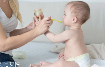 母乳寶寶如何判斷奶量？媽媽記得要多喝奶