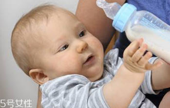 母乳寶寶如何判斷奶量？媽媽記得要多喝奶