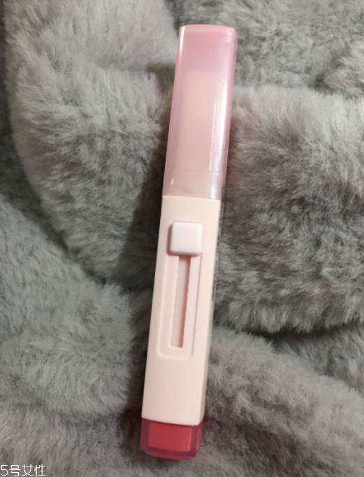 蘭芝V型唇膏01號(hào)色是什么樣的？淡粉色很溫婉