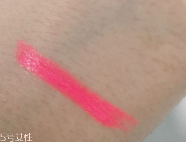 蘭芝V型唇膏01號(hào)色是什么樣的？淡粉色很溫婉