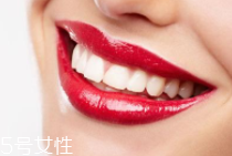 牙齒發(fā)黃是天生的嗎？只是你刷牙偷懶了
