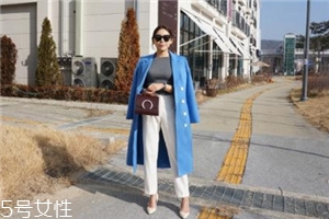 藍(lán)色大衣搭配什么包包？為你凹足造型感