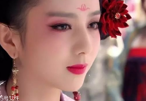 兔子腮紅怎么畫(huà)才可愛(ài)？中年少女必備腮紅畫(huà)技