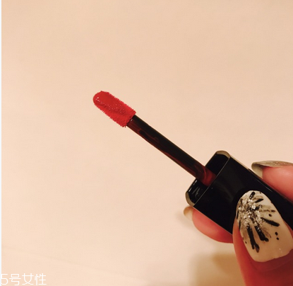 香奈兒炫亮魅力印記唇釉哪個(gè)色號(hào)好看？質(zhì)感超棒