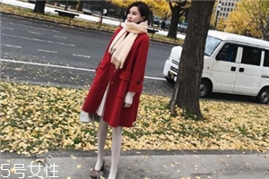 大紅色大衣配什么顏色圍巾好看？六種搭配溫暖冬季