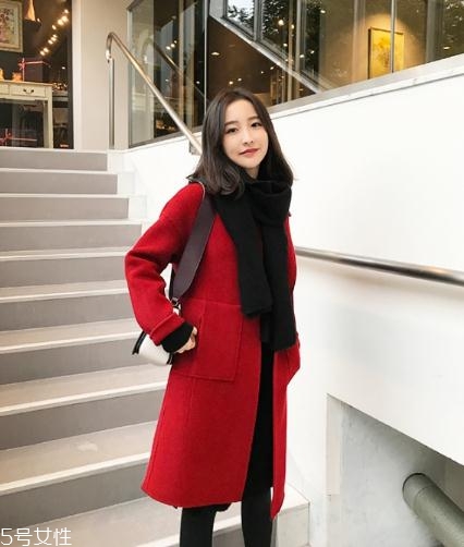 大紅色大衣配什么顏色圍巾好看？六種搭配溫暖冬季