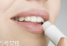 潤唇膏吃了會中毒嗎？劑量小不會有事
