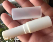 潤唇膏要怎么清潔？用前刮掉一層