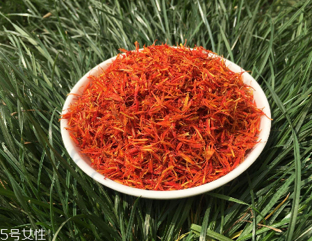 紅花泡腳一次放多少？從小劑量開(kāi)始