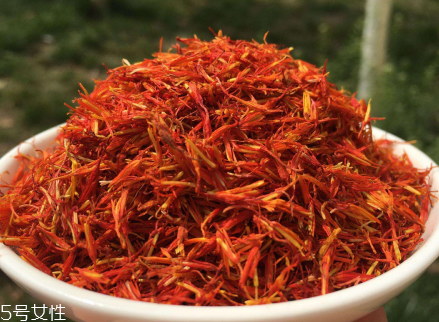 紅花泡腳一次放多少？從小劑量開(kāi)始