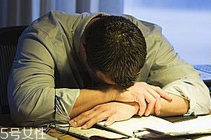 熬夜有哪些風(fēng)險(xiǎn)？小心造成慢性自殺