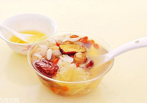 銀耳蓮子湯什么時(shí)候喝最好？時(shí)間上有講究