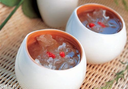 銀耳蓮子湯什么時(shí)候喝最好？時(shí)間上有講究