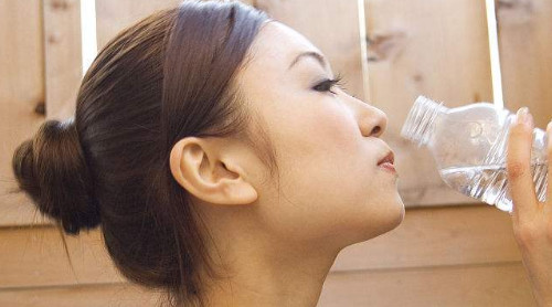 哪些病癥不能多喝熱水？這三類人絕對(duì)不能喝熱水