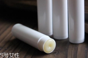 潤唇膏能用多長時(shí)間？打開后只能用3個(gè)季度