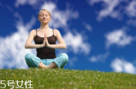 肺漏氣是什么?。糠闻萜屏岩饸庑?></p><h3>好動(dòng)瘦高男要防“肺漏氣”</h3><p>體型瘦高、特別是活潑好動(dòng)的年輕男子，或已明確先天肺部發(fā)育不良、有肺大泡者，以及有家族病史者或“煙民”，都是自發(fā)性氣胸的高危人群。平時(shí)要保持大便通暢、防止憋氣、避免太過(guò)激烈的運(yùn)動(dòng)。一旦突發(fā)胸痛、呼吸困難或刺激性咳嗽等癥狀，要馬上到醫(yī)院做CT明確診斷；若查明是自發(fā)性氣胸，建議第一次發(fā)作就考慮及時(shí)做微創(chuàng)手術(shù)根除后患。而在得到有效治療后，完全治愈的患者可以坐飛機(jī)，但上高原旅行、潛水、登山等活動(dòng)仍不建議。因?yàn)椋瑩?jù)報(bào)道，手術(shù)根治后仍有1%~5%的復(fù)發(fā)率，治愈者仍應(yīng)盡量避免到氣壓變化大的環(huán)境，以防增加再次發(fā)病的風(fēng)險(xiǎn)。</p><p style=