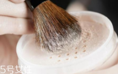 散粉取粉用什么好？粉撲和化妝刷要配合使用