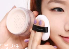 散粉取粉用什么好？粉撲和化妝刷要配合使用