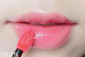 涂唇釉為什么不能抿嘴？沒干之前抿嘴會(huì)殘妝