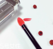 涂唇釉為什么不能抿嘴？沒干之前抿嘴會(huì)殘妝