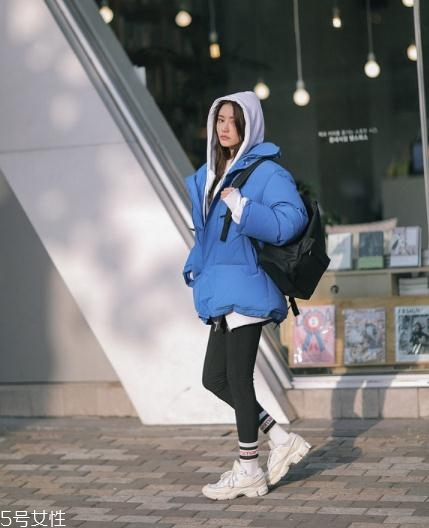藍色羽絨服怎么搭配？打破冬日的沉悶感