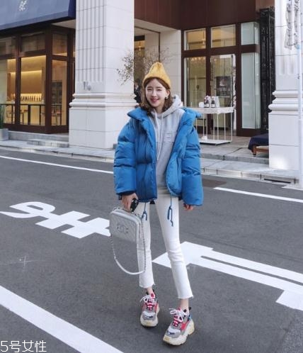藍色羽絨服怎么搭配？打破冬日的沉悶感